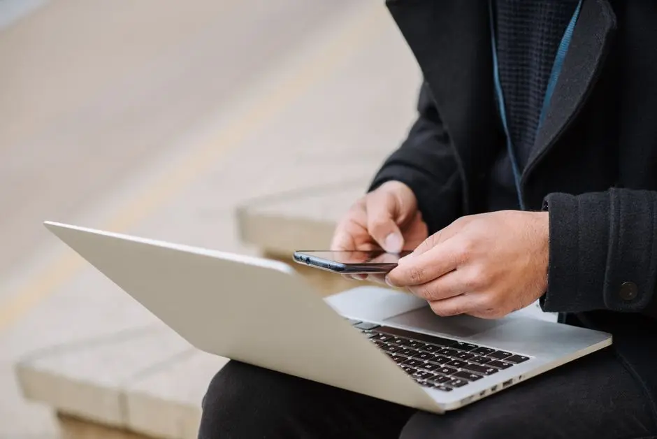 Ilustrasi pengguna internet pemula dengan laptop dan ponsel